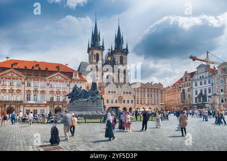 PRAG - 10. MAI 2024: Touristen genießen einen sonnigen Tag auf dem Altstadtplatz mit der Tyn-Kirche im historischen Zentrum von Prag, Tschechien Stockfoto