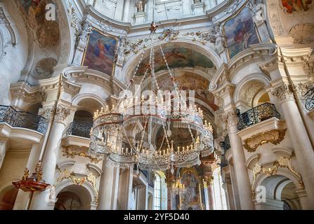 PRAG - 10. MAI 2024: Das kunstvolle Innere der Nikolaikirche in Prag, Tschechische Republik Stockfoto