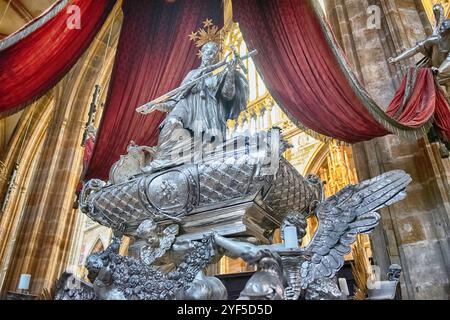 PRAG - 11. MAI 2024: Silbernes Grab des heiligen Johannes von Nepomuk in der St. Veit Kathedrale in Prag, Tschechische Republik Stockfoto