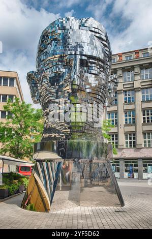 PRAG - 12. MAI 2024: Kinetische Metallskulptur von David Cherny von Franz Kafkas Kopf drehte sich vor der modernen Architektur in Prag, Tschechische Republi Stockfoto