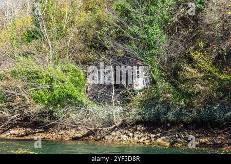Matka ist der älteste künstliche See in Mazedonien, dessen Stausee 1938 erbaut wurde. Stockfoto