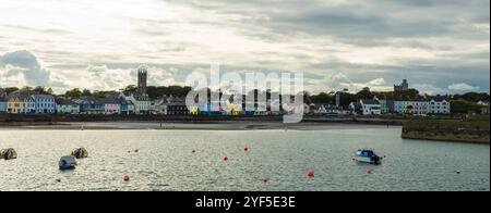 Donaghadee Co. Unten in Nordirland 28. September 2024 - Donaghadee Küste mit farbigen Häusern und der historischen Motte im Hintergrund Stockfoto