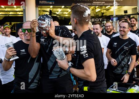 Peugeot 9x8 Podium Celebration während des Rookie-Tests 2024 der FIA Langstrecken-Weltmeisterschaft am 3. November 2024 auf dem Bahrain International Circuit in Sakhir, Bahrain - Foto Julien Delfosse/DPPI Credit: DPPI Media/Alamy Live News Stockfoto