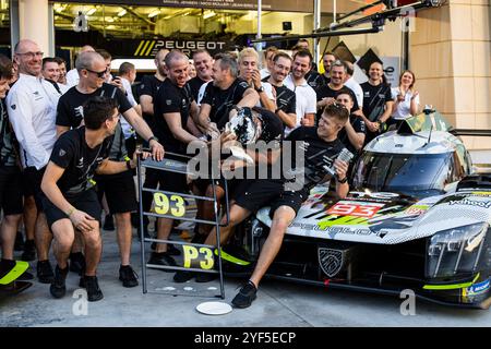 Peugeot 9x8 Podium Celebration während des Rookie-Tests 2024 der FIA Langstrecken-Weltmeisterschaft am 3. November 2024 auf dem Bahrain International Circuit in Sakhir, Bahrain - Foto Julien Delfosse/DPPI Credit: DPPI Media/Alamy Live News Stockfoto