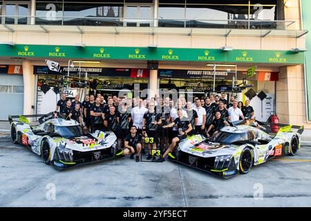 Peugeot 9x8 Podium Celebration während des Rookie-Tests 2024 der FIA Langstrecken-Weltmeisterschaft am 3. November 2024 auf dem Bahrain International Circuit in Sakhir, Bahrain - Foto Julien Delfosse/DPPI Credit: DPPI Media/Alamy Live News Stockfoto
