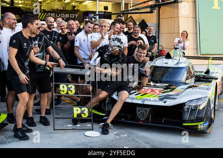 Peugeot 9x8 Podium Celebration während des Rookie-Tests 2024 der FIA Langstrecken-Weltmeisterschaft am 3. November 2024 auf dem Bahrain International Circuit in Sakhir, Bahrain - Foto Julien Delfosse/DPPI Credit: DPPI Media/Alamy Live News Stockfoto