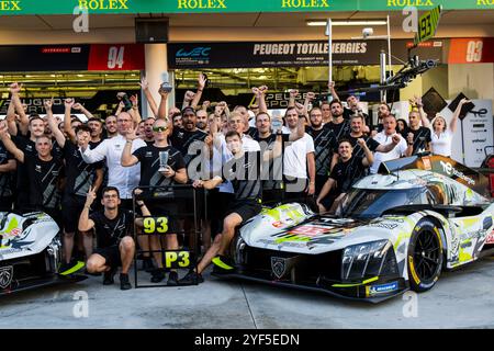 Peugeot 9x8 Podium Celebration während des Rookie-Tests 2024 der FIA Langstrecken-Weltmeisterschaft am 3. November 2024 auf dem Bahrain International Circuit in Sakhir, Bahrain - Foto Julien Delfosse/DPPI Credit: DPPI Media/Alamy Live News Stockfoto