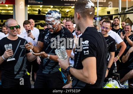 Peugeot 9x8 Podium Celebration während des Rookie-Tests 2024 der FIA Langstrecken-Weltmeisterschaft am 3. November 2024 auf dem Bahrain International Circuit in Sakhir, Bahrain - Foto Julien Delfosse/DPPI Credit: DPPI Media/Alamy Live News Stockfoto
