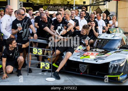 Peugeot 9x8 Podium Celebration während des Rookie-Tests 2024 der FIA Langstrecken-Weltmeisterschaft am 3. November 2024 auf dem Bahrain International Circuit in Sakhir, Bahrain - Foto Julien Delfosse/DPPI Credit: DPPI Media/Alamy Live News Stockfoto