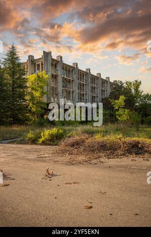 Ein verlassenes Hotel, Lost Place Hotel aus den 70ern Zerstört und verlassen. Am Abend vor Sonnenuntergang. Haludovo Palace Hotel, Krk, Kroatien Stockfoto