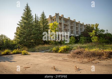 Ein verlassenes Hotel, Lost Place Hotel aus den 70ern Zerstört und verlassen. Am Abend vor Sonnenuntergang. Haludovo Palace Hotel, Krk, Kroatien Stockfoto