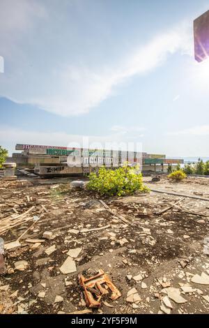 Ein verlassenes Hotel, Lost Place Hotel aus den 70ern Zerstört und verlassen. Am Abend vor Sonnenuntergang. Haludovo Palace Hotel, Krk, Kroatien Stockfoto