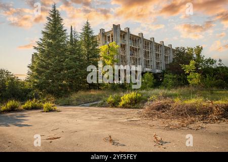 Ein verlassenes Hotel, Lost Place Hotel aus den 70ern Zerstört und verlassen. Am Abend vor Sonnenuntergang. Haludovo Palace Hotel, Krk, Kroatien Stockfoto