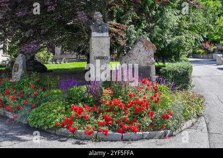 Büste des Dichters Giosuè Carducci, erster Italiener, der den Nobelpreis für Literatur erhielt, im Garten des Rathauses, Courmayeur, Aosta, Italien Stockfoto