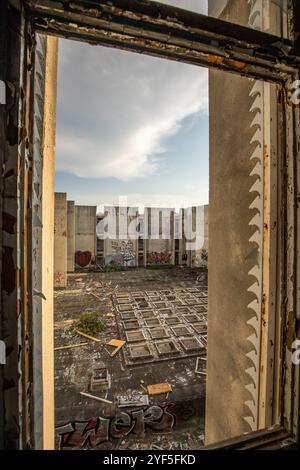 Ein verlassenes Hotel, Lost Place Hotel aus den 70ern Zerstört und verlassen. Am Abend vor Sonnenuntergang. Haludovo Palace Hotel, Krk, Kroatien Stockfoto