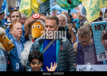 London, Großbritannien. 3. November 2024. Die Menschen nehmen an dem Marsch für sauberes Wasser Teil, einer einmaligen Veranstaltung, die von River Action organisiert wird, um die Regierung für sauberes Wasser in ganz Großbritannien zu ersuchen. Teilnehmer, darunter Chris Packham und Hugh Fearnley-Whittingstall, marschieren von Albert Embankment zu einer Kundgebung im Parliament Square Credit: Stephen Chung / Alamy Live News Stockfoto