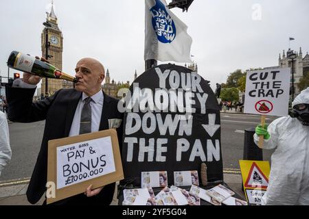 London, Großbritannien. 3. November 2024. Menschen auf dem Parlamentsplatz protestieren gegen Wasserunternehmen während des Marsches für sauberes Wasser, einer einmaligen Veranstaltung, die von River Action organisiert wurde, um die Regierung für sauberes Wasser in ganz Großbritannien zu ersuchen. Die Teilnehmer marschieren vom Albert Embankment zu einer Kundgebung auf dem Parliament Square. Quelle: Stephen Chung / Alamy Live News Stockfoto