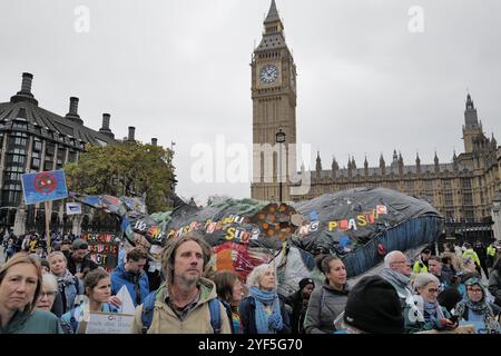 London, England, Großbritannien. November 2024. Unterstützer von River Action UK kommen zusammen, um Initiativen für sauberes Wasser zu unterstützen und fordern einen besseren Schutz und die Wiederherstellung von Flüssen im ganzen Vereinigten Königreich. Die Demonstration hebt die Bedenken hinsichtlich der Verschmutzung hervor und plädiert für strengere Vorschriften, um zu verhindern, dass Abwässer, landwirtschaftliche und industrielle Abflüsse die Wasserstraßen kontaminieren. Die Teilnehmer, darunter Umweltaktivisten und Gemeindegruppen, drängen auf Maßnahmen der Regierung zum Schutz der öffentlichen Gesundheit und der Ökosysteme. Credit: ZUMA Press, Inc./Alamy Live News Credit: ZUMA Press, Inc./Alamy Live News Stockfoto