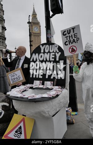 London, England, Großbritannien. November 2024. Unterstützer von River Action UK kommen zusammen, um Initiativen für sauberes Wasser zu unterstützen und fordern einen besseren Schutz und die Wiederherstellung von Flüssen im ganzen Vereinigten Königreich. Die Demonstration hebt die Bedenken hinsichtlich der Verschmutzung hervor und plädiert für strengere Vorschriften, um zu verhindern, dass Abwässer, landwirtschaftliche und industrielle Abflüsse die Wasserstraßen kontaminieren. Die Teilnehmer, darunter Umweltaktivisten und Gemeindegruppen, drängen auf Maßnahmen der Regierung zum Schutz der öffentlichen Gesundheit und der Ökosysteme. Credit: ZUMA Press, Inc./Alamy Live News Credit: ZUMA Press, Inc./Alamy Live News Stockfoto