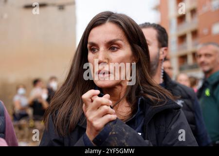 Königin Letizia während ihres Besuchs in einem von der DANA betroffenen Gebiet am 3. November 2024 in Paiporta, Valencia, Valencianische Gemeinschaft, Spanien Stockfoto