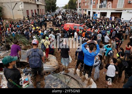 Königin Letizia während ihres Besuchs in einem von der DANA betroffenen Gebiet am 3. November 2024 in Paiporta, Valencia, Valencianische Gemeinschaft, Spanien Stockfoto