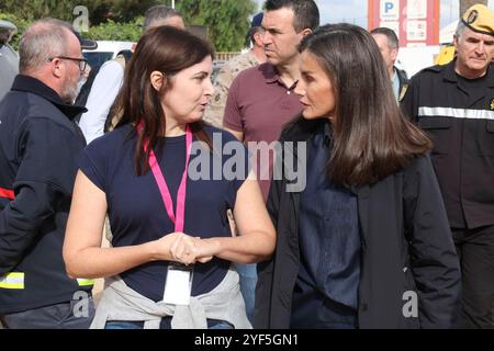 Königin Letizia während ihres Besuchs in einem von der DANA betroffenen Gebiet am 3. November 2024 in Paiporta, Valencia, Valencianische Gemeinschaft, Spanien Stockfoto