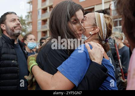 Königin Letizia während ihres Besuchs in einem von der DANA betroffenen Gebiet am 3. November 2024 in Paiporta, Valencia, Valencianische Gemeinschaft, Spanien Stockfoto