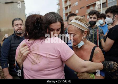 Königin Letizia während ihres Besuchs in einem von der DANA betroffenen Gebiet am 3. November 2024 in Paiporta, Valencia, Valencianische Gemeinschaft, Spanien Stockfoto