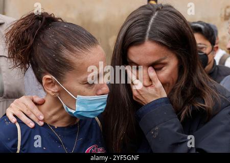 Königin Letizia während ihres Besuchs in einem von der DANA betroffenen Gebiet am 3. November 2024 in Paiporta, Valencia, Valencianische Gemeinschaft, Spanien Stockfoto