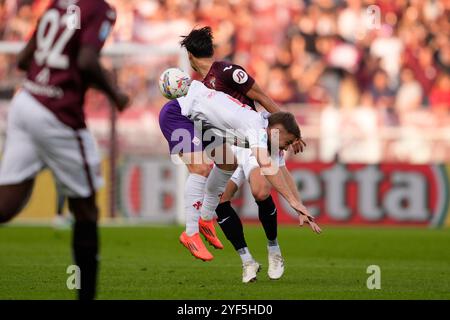 Torino, Italien. November 2024. Lucas Beltran von Fiorentina kämpft mit dem Torino Samuele Ricci während des Fußballspiels der Serie A zwischen Torino FC und Fiorentina im Stadio Olimpico Grande Torino in Turin, Nordwest-Italien - am 3. November 2024 um den Ball. Sport - Fußball EXKLUSIV TURIN FC (Foto: Fabio Ferrari/LaPresse) Credit: LaPresse/Alamy Live News Stockfoto