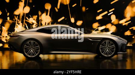 Nicht exklusiv: Aston Martin ist stolz, die DB12 Goldfinger Edition präsentieren zu dürfen, die vom maßgeschneiderten Personalisierungsservice Q b der Luxusmarke entwickelt wurde Stockfoto