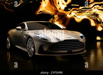 Nicht exklusiv: Aston Martin ist stolz, die DB12 Goldfinger Edition präsentieren zu dürfen, die vom maßgeschneiderten Personalisierungsservice Q b der Luxusmarke entwickelt wurde Stockfoto