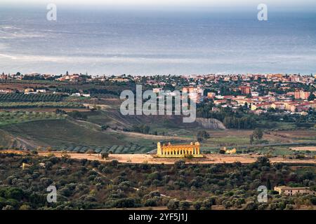 Agrigento, Sizilien, Italien, Stadtbild in Richtung Tal der Tempel und Mittelmeer bei Sonnenaufgang. Stockfoto