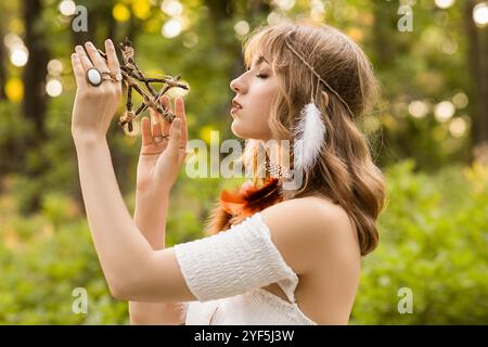 Porträt junger Schamaninnen, die im Wald meditieren Stockfoto