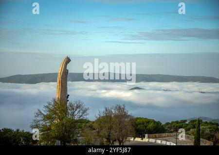 Skulptur der Virgen de la Cabeza in der bewölkten Landschaft des Naturparks Sierra de Andujar in Jaen, Andalusien, Spanien, im Heiligtum der Stockfoto