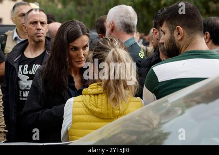 Madrid, Spanien. November 2024. Königin Letizia während ihres Besuchs in einem von der DANA betroffenen Gebiet am 3. November 2024 in Paiporta, Valencia, Valencia Community, Spanien Credit: SIPA USA/Alamy Live News Stockfoto