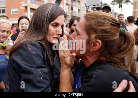 Madrid, Spanien. November 2024. Königin Letizia während ihres Besuchs in einem von der DANA betroffenen Gebiet am 3. November 2024 in Paiporta, Valencia, Valencia Community, Spanien Credit: SIPA USA/Alamy Live News Stockfoto