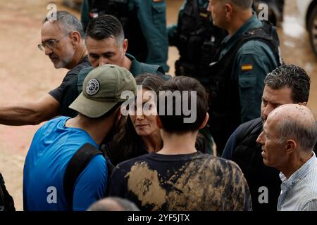 Madrid, Spanien. November 2024. Königin Letizia während ihres Besuchs in einem von der DANA betroffenen Gebiet am 3. November 2024 in Paiporta, Valencia, Valencia Community, Spanien Credit: SIPA USA/Alamy Live News Stockfoto