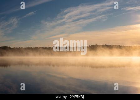Kleiner Waldsee 'Ummis' in Lilaste, Lettland, bei Nebel im Herbst Stockfoto