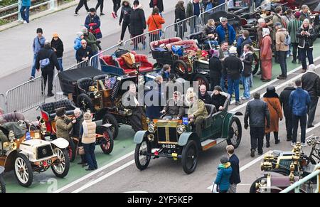 Brighton UK 3. November 2024 - die Zuschauer beobachten, wie die Teilnehmer am Strand von Brighton am Ziel des RM Sotheby's London to Brighton Veteran Car Run ankommen. Der historische Autorennen, der traditionell am ersten Sonntag im November stattfindet, feiert den berühmten Emancipation Run vom November 1896: Credit Simon Dack / Alamy Live News Stockfoto