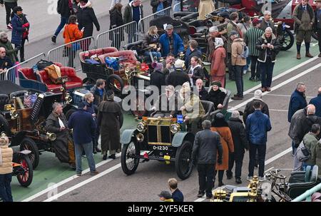 Brighton UK 3. November 2024 - die Zuschauer beobachten, wie die Teilnehmer am Strand von Brighton am Ziel des RM Sotheby's London to Brighton Veteran Car Run ankommen. Der historische Autorennen, der traditionell am ersten Sonntag im November stattfindet, feiert den berühmten Emancipation Run vom November 1896: Credit Simon Dack / Alamy Live News Stockfoto