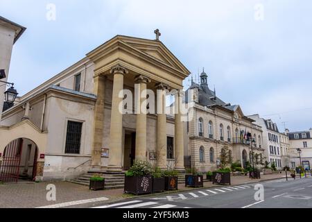 Außenansicht der Kirche Saint-Gilles und des Rathauses von Bourg-la-reine im französischen Departement Hauts-de-seine in der Region Ile-de-France Stockfoto
