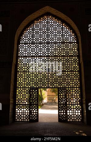 Durchbrochene Tür in der Bibi Khanum Moschee in Samarkand Stockfoto