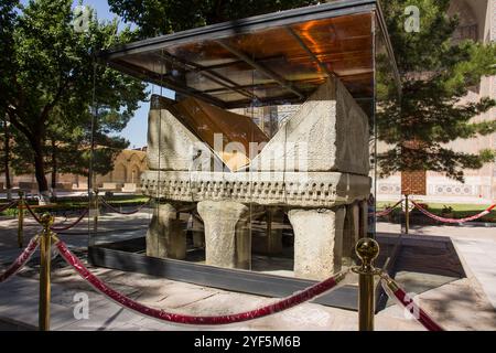 Samarkand, Usbekistan - 6. Juli 2024: Altes Steinpult für den Koran, im Garten des Bibi Khanum Mausoleums Stockfoto