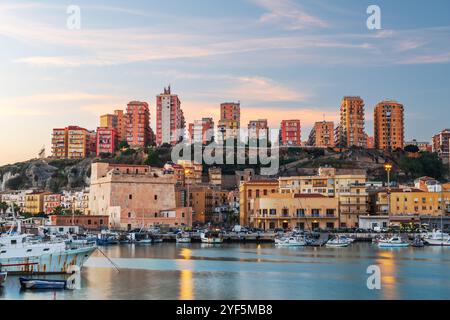 Porto Empedocle, Sizilien, Italien auf dem Wasser in der Dämmerung. Stockfoto