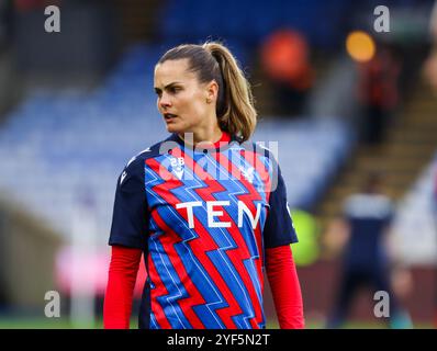 London, Großbritannien. November 2024. Katie Stengel (28 Crystal Palace) wärmt sich vor dem Spiel der Barclays Womens Super League zwischen Crystal Palace und Manchester City im Selhurst Park in London, England am Sonntag, den 3. November 2024 auf. (Claire Jeffrey/SPP) Credit: SPP Sport Press Photo. /Alamy Live News Stockfoto