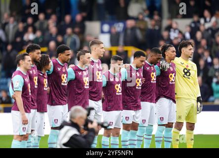 Burnley-Spieler stehen für eine Minute Stille vor dem Remembrance Day am 11. November vor dem Sky Bet Championship-Match im den, London. Bilddatum: Sonntag, 3. November 2024. Stockfoto