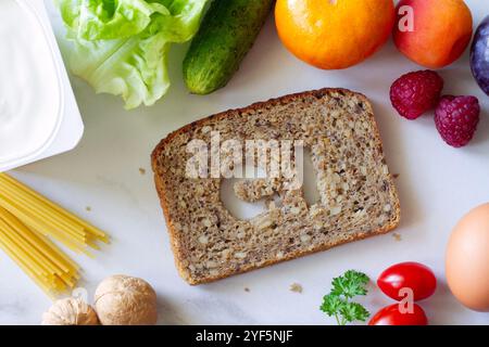 Scheibe Vollkornbrot mit dem Symbol GI-Ausschnitt, Produkte mit niedrigem glykämischen Index, kreatives Konzept Stockfoto