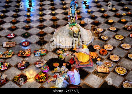 Hindugeweihte führen verschiedene Rituale anlässlich des „Annakut“- oder „Govardhan Puja“-Festivals im Naba Brindaban-Tempel durch. Annakut oder Govardhan Puja ist ein hinduistisches Festival, bei dem Gläubige eine große Vielfalt vegetarischer Speisen für Lord Krishna zubereiten und anbieten, als Zeichen der Dankbarkeit dafür, dass sie vor Überschwemmungen gerettet wurden, wie es die hinduistische Mythologie vorsieht. Stockfoto