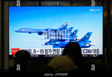 Seoul, Südkorea. November 2024. Eine 24-stündige Yonhapnews-Sendung am Bahnhof Yongsan in Seoul zeigt eine Nachrichtenübertragung mit einem US-Bomber B-1B fliegt zusammen mit japanischen F-2-Kampfflugzeugen während der kombinierten Übungen über die Gewässer östlich der südlichen Insel Jeju. Südkorea, die Vereinigten Staaten und Japan führten kombinierte Luftübungen mit einem B-1B-Bomber südlich der koreanischen Halbinsel durch, so das südkoreanische Militär. Die trilateralen Übungen fanden über den Gewässern östlich der südkoreanischen Insel Jeju statt, nachdem der Norden am 31. Oktober die neue Hwasong-19-ICBM in die Ostsee abfeuerte. (Cred Stockfoto